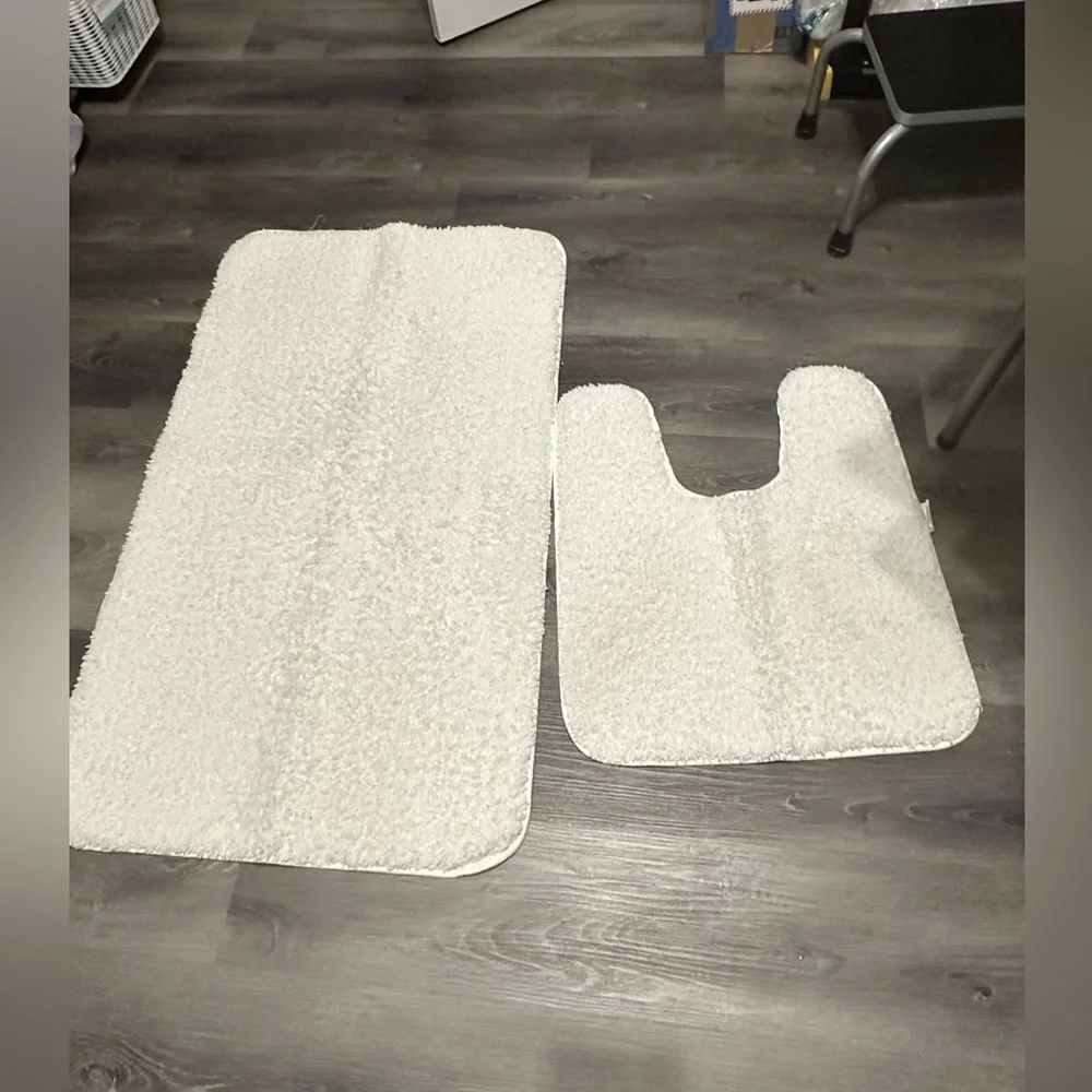 Mainstays 4 white fussy shaggy house bathroom rugs 3 large & 1 Control rug.
